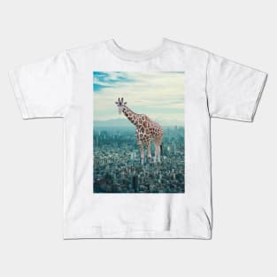 Giraffe in Town Kids T-Shirt